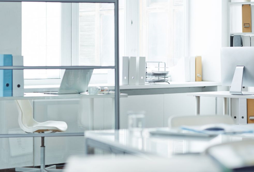 Jak dbać o sprzęty biurowe? Czyste wyposażenie biura zwiększa wydajność pracy